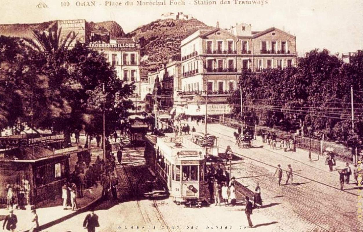 PA c- 016- Place d'Armes- trams et autobus.jpg
